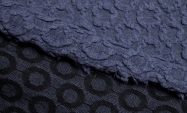 Тканина вовняний трикотаж гарний для пошиття одягу синьо-бузкового кольору з рельєфним візерунком                                                                                                                                                         