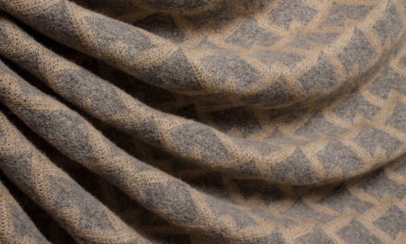 Тканина вовняний трикотаж м'який об'ємний для пошиття італійський сіро-бежевого кольору з геометричним візерунком                                                                                                                                          - Фото