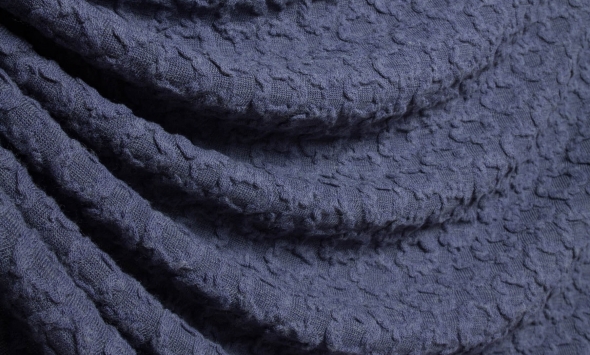 Тканина вовняний трикотаж гарний для пошиття одягу синьо-бузкового кольору з рельєфним візерунком                                                                                                                                                          - Фото