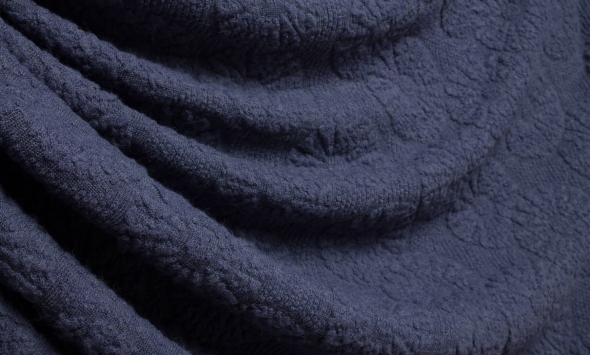 Тканина вовняний трикотаж якісний волошкового кольору зі структурним квітковим візерунком                                                                                                                                                                  - Фото