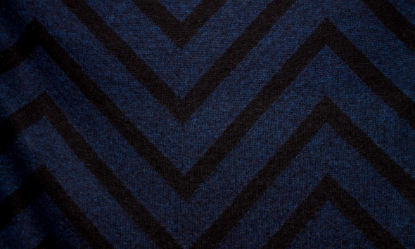 Тканина в'язаний трикотаж приємний м'який для пошиття теплого одягу синього кольору з візерунком                                                                                                                                                           - Фото