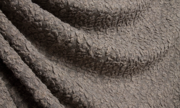 Тканина трикотаж щільний вовняної сіро-бежевого кольору з рельєфним плетеним візерунком "ромби"                                                                                                                                                            - Фото